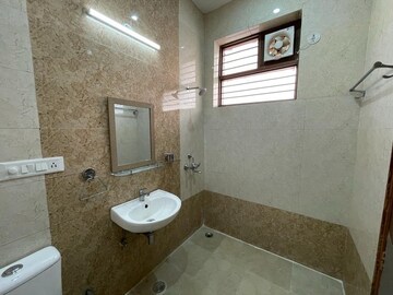 Bathroom in 1.5 BHK Builder Floor at Sector 27 – for Rent