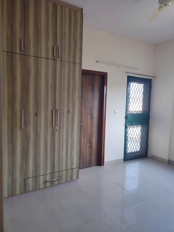 Room in 3.5 BHK Apartment at Ardee City Palm Grove Heights, Sector 52 – for Rent