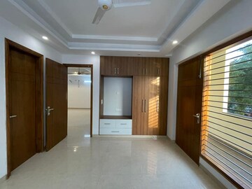 Building Lobby in 3 BHK Builder Floor at BPTP Parkland Pride, Sector 77 – for Sale