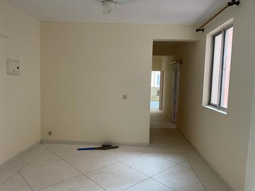 Room in 2.5 BHK Apartment at DLF The Princeton Estate, Dlf Phase V – for Rent