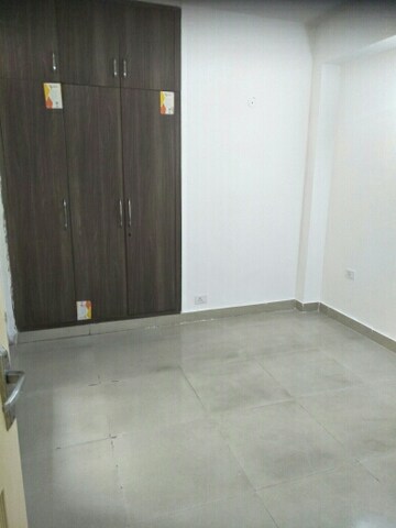 Room in 2 BHK Apartment at Supertech Cape Town, Sector 74 – for Rent