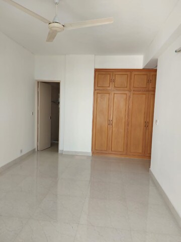Room in 3 BHK Apartment at DLF The Princeton Estate, Dlf Phase V – for Rent