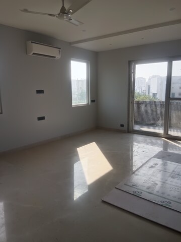 Room in 5 BHK Builder Floor at Auram Floor, South City 2 – for Rent
