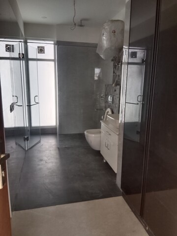 Building Lobby in 5 BHK Builder Floor at Auram Floor, South City 2 – for Rent