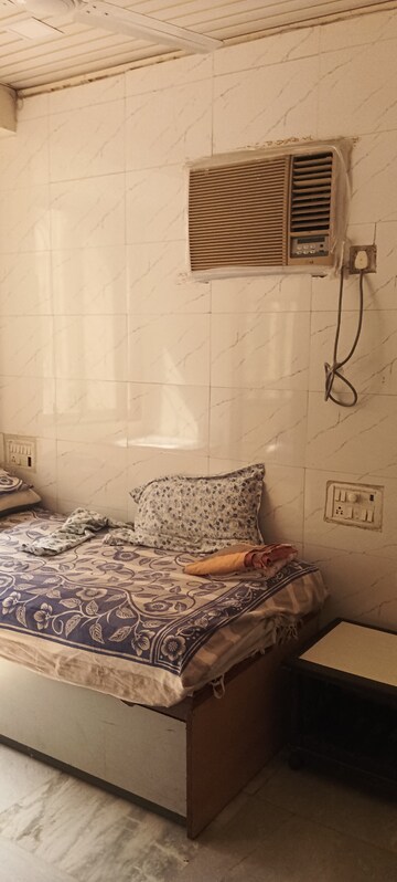 Bathroom in 1 BHK Apartment at Vile Parle West – for Rent