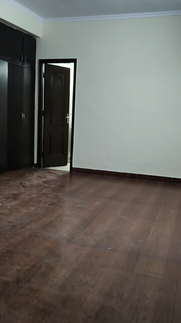 Room in 3 BHK Apartment at Gardenia Golf City, Sector 75 – for Sale