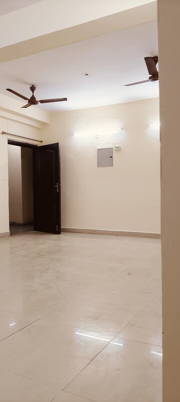 Room in 3 BHK Apartment at Gardenia Golf City, Sector 75 – for Sale