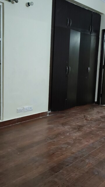 Room in 3 BHK Apartment at Gardenia Golf City, Sector 75 – for Sale