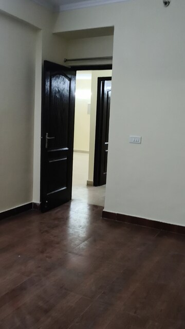 Room in 3 BHK Apartment at Gardenia Golf City, Sector 75 – for Sale