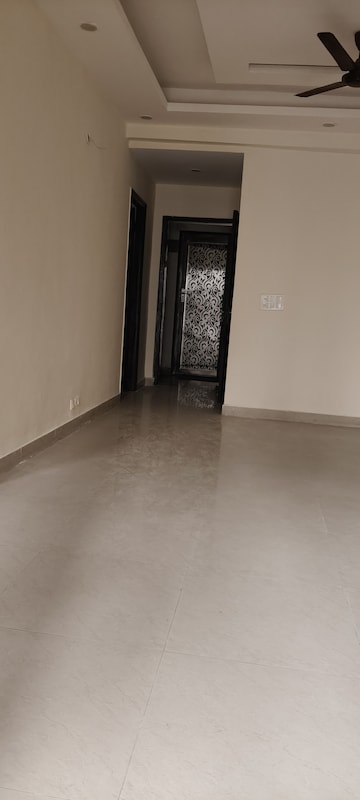 Room in 3 BHK Apartment at Gardenia Golf City, Sector 75 – for Sale