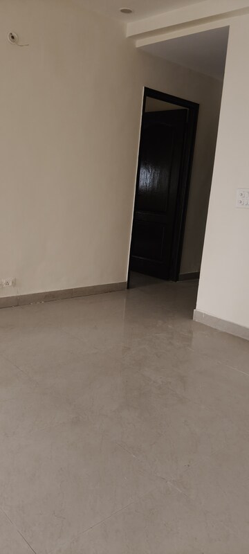 Room in 3 BHK Apartment at Gardenia Golf City, Sector 75 – for Sale