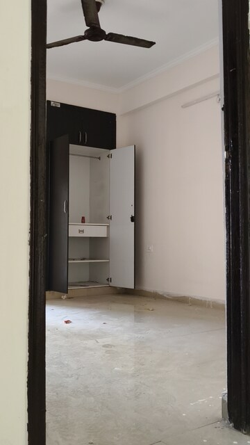Room in 3 BHK Apartment at Gardenia Golf City, Sector 75 – for Sale