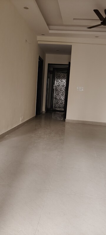 Room in 3 BHK Apartment at Gardenia Golf City, Sector 75 – for Sale