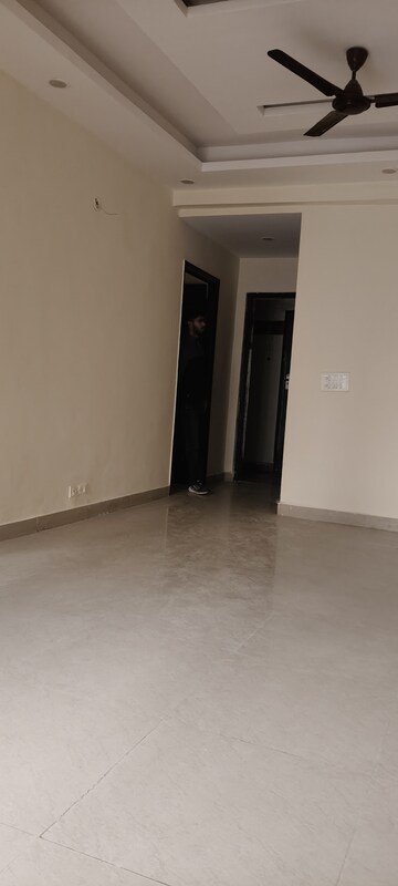 Room in 3 BHK Apartment at Gardenia Golf City, Sector 75 – for Sale