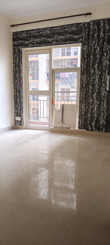 Room in 3 BHK Apartment at Gardenia Golf City, Sector 75 – for Sale