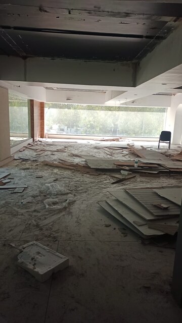   Showroom at Thaltej – for Rent