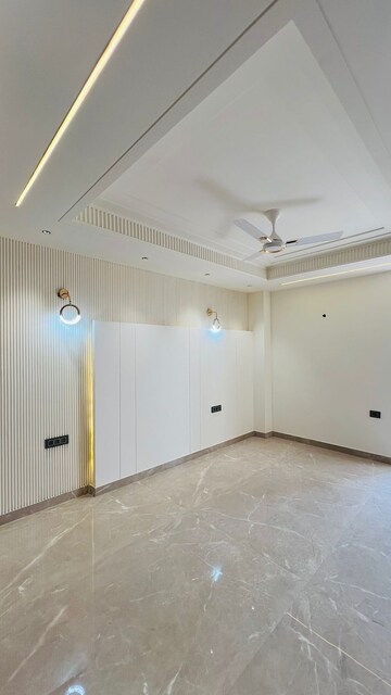 Building Lobby in 4 BHK Builder Floor at SS Mayfield Gardens, Sector 51 – for Sale