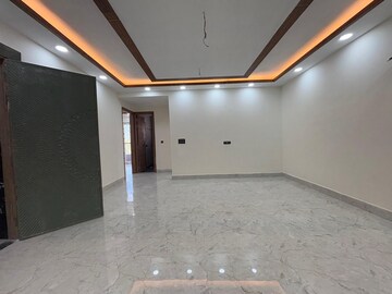 Room in 3 BHK Builder Floor at Sector 43 – for Sale