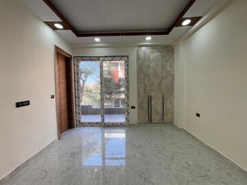 Room in 3 BHK Builder Floor at Sector 43 – for Sale