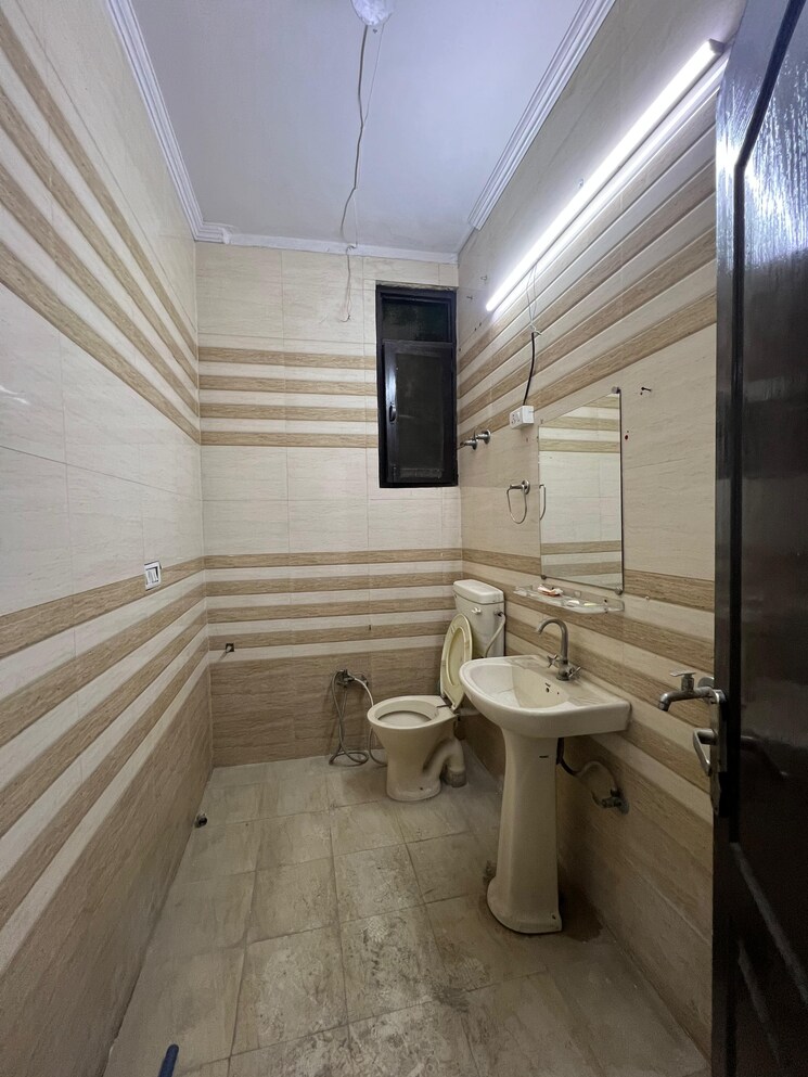 Bathroom, pratap vihar 4 Bedroom 2050 Sq.Ft. Builder Floor In Pratap Vihar Ghaziabad 8171917