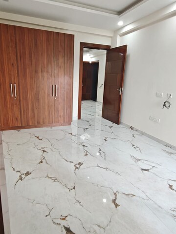 Room in 3 BHK Builder Floor at Sector 51 – for Rent