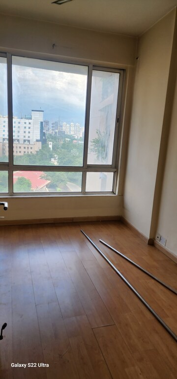 Room in 3 BHK Apartment at Unitech Escape, Sector 50 – for Rent