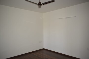 Room in 3 BHK Apartment at Deccan Habitat, Yeshwanthpur – for Rent