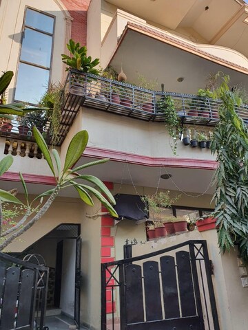 Balcony in 3 BHK Builder Floor at SS Mayfield Gardens, Sector 51 – for Rent