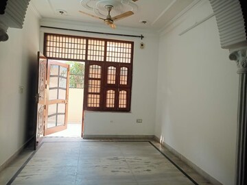 Room in 3 BHK Apartment at Sector 46 – for Rent