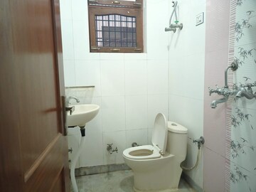 Bathroom in 3 BHK Apartment at Sector 46 – for Rent