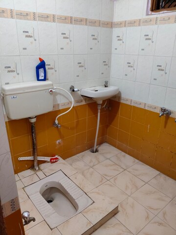 Bathroom in 1.5 BHK Independent House at Gomti Nagar – for Rent