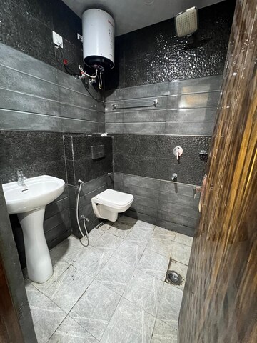 Bathroom in 3 BHK Apartment at Sector 46 – for Rent