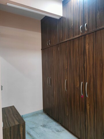 Furnished Amenities in 1 BHK Apartment at Khar West – for Rent