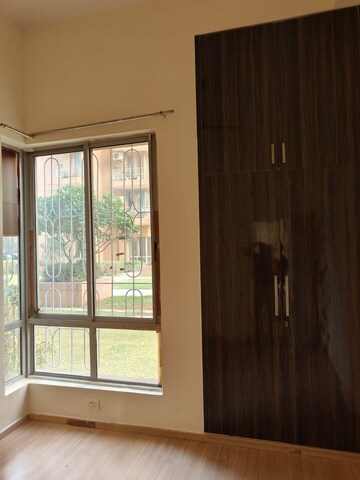 Room in 2 BHK Apartment at Pioneer Park Phase 1, Sector 61 – for Rent