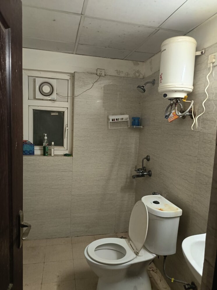 Bathroom, gardenia-golf-city 3 Bedroom 1350 Sq.Ft. Apartment In Sector 75 Noida 8172565