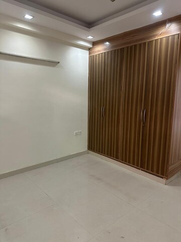 Room in 3 BHK Apartment at Gardenia Golf City, Sector 75 – for Sale
