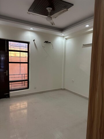 Room in 3 BHK Apartment at Gardenia Golf City, Sector 75 – for Sale