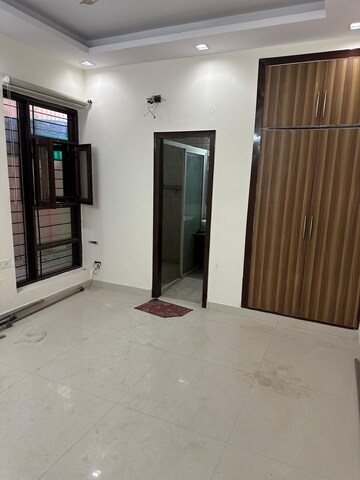 Room in 3 BHK Apartment at Gardenia Golf City, Sector 75 – for Sale