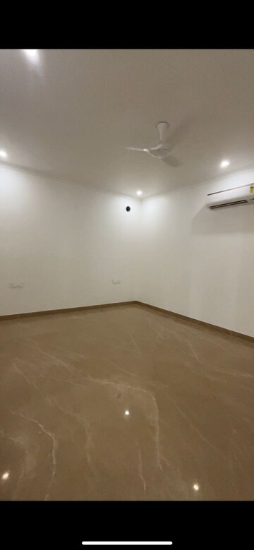 Room in 3 BHK Builder Floor at Infinite Luxury, South City 2 – for Rent