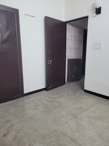 Furnished Amenities in 2 BHK Apartment at Janakpuri – for Rent