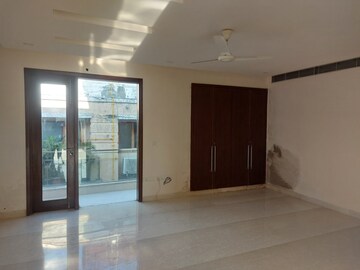 Room in 4 BHK Builder Floor at Friends Colony – for Rent