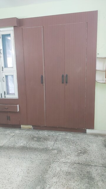 Furnished Amenities in 3.5 BHK Apartment at Mayur Vihar – for Rent
