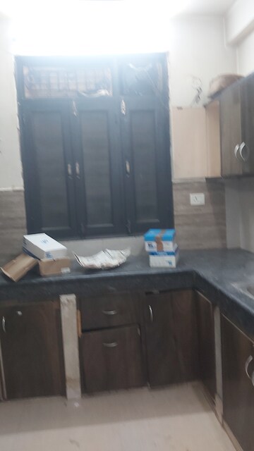 Furnished Amenities in 2.5 BHK Builder Floor at Mayur Vihar – for Rent