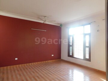 Room in 1 BHK Builder Floor at Gamma I Greater Noida – for Rent