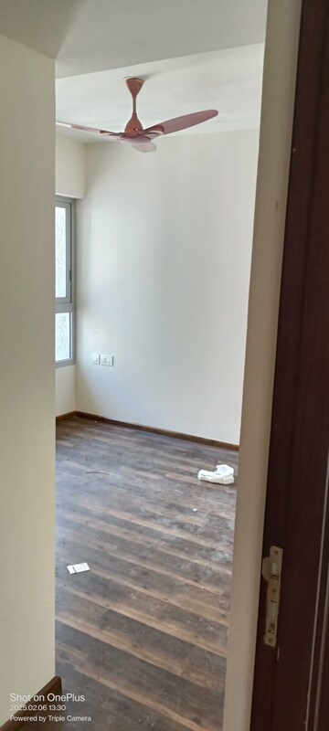 Room in 3 BHK Apartment at Piramal Vaikunth, Balkum Pada – for Rent