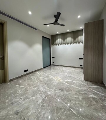 Room in 2 BHK Builder Floor at Dlf Cyber City, Sector 24 – for Rent
