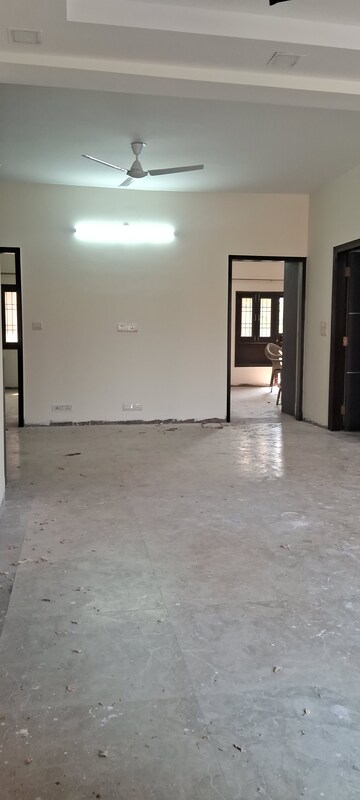 Furnished Amenities in 4 BHK Apartment at Sarita Vihar – for Rent