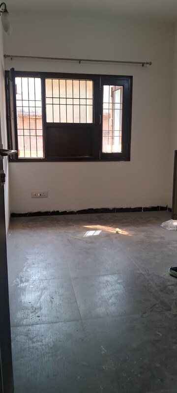 Room in 4 BHK Apartment at Sarita Vihar – for Rent