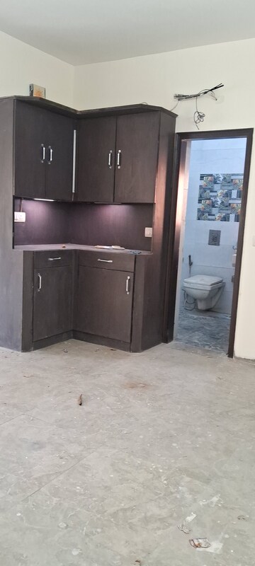 Room in 4 BHK Apartment at Sarita Vihar – for Rent