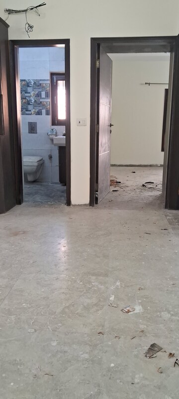 Room in 4 BHK Apartment at Sarita Vihar – for Rent